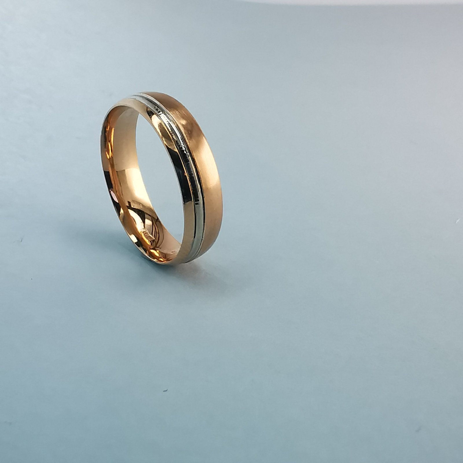 Vestuvinis žiedas 5mm su baltu aukso juostele | Juvelyrika Baltijos Perlas |