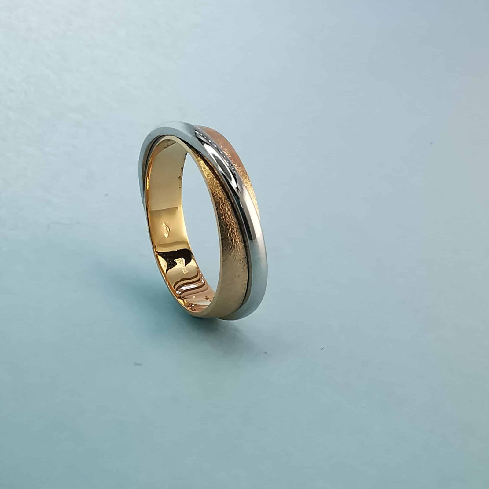Vestuvinis žiedas 4mm su baltu auksu — Juvelyrika Baltijos Perlas —