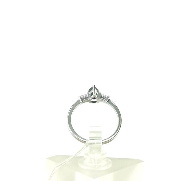 Auksinis žiedas su briliantu ir smaragdu | Juvelyrika Baltijos Perlas |