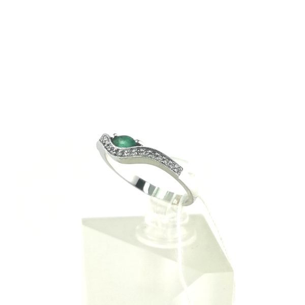 Auksinis žiedas su briliantu ir smaragdu | Juvelyrika Baltijos Perlas |